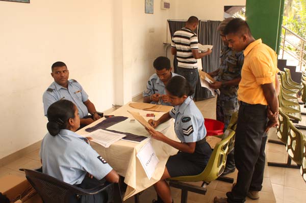 ගුවන් හමුදා සාමාජික සාමාජිකාවන් මහත් උනන්දුවෙන් තැපැල් ඡන්ද ප්රකාශ කරන ලදී ගුවන් හමුදා සාමාජික සාමාජිකාවන් මහත් උනන්දුවෙන් තැපැල් ඡන්ද ප්රකාශ කරන ලදී