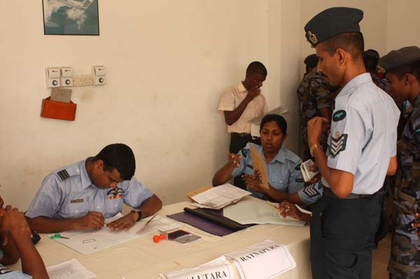 ගුවන් හමුදා සාමාජික සාමාජිකාවන් මහත් උනන්දුවෙන් තැපැල් ඡන්ද ප්රකාශ කරන ලදී ගුවන් හමුදා සාමාජික සාමාජිකාවන් මහත් උනන්දුවෙන් තැපැල් ඡන්ද ප්රකාශ කරන ලදී