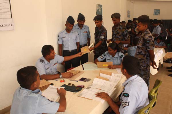 ගුවන් හමුදා සාමාජික සාමාජිකාවන් මහත් උනන්දුවෙන් තැපැල් ඡන්ද ප්රකාශ කරන ලදී ගුවන් හමුදා සාමාජික සාමාජිකාවන් මහත් උනන්දුවෙන් තැපැල් ඡන්ද ප්රකාශ කරන ලදී
