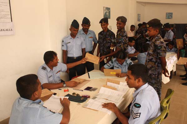 ගුවන් හමුදා සාමාජික සාමාජිකාවන් මහත් උනන්දුවෙන් තැපැල් ඡන්ද ප්රකාශ කරන ලදී ගුවන් හමුදා සාමාජික සාමාජිකාවන් මහත් උනන්දුවෙන් තැපැල් ඡන්ද ප්රකාශ කරන ලදී