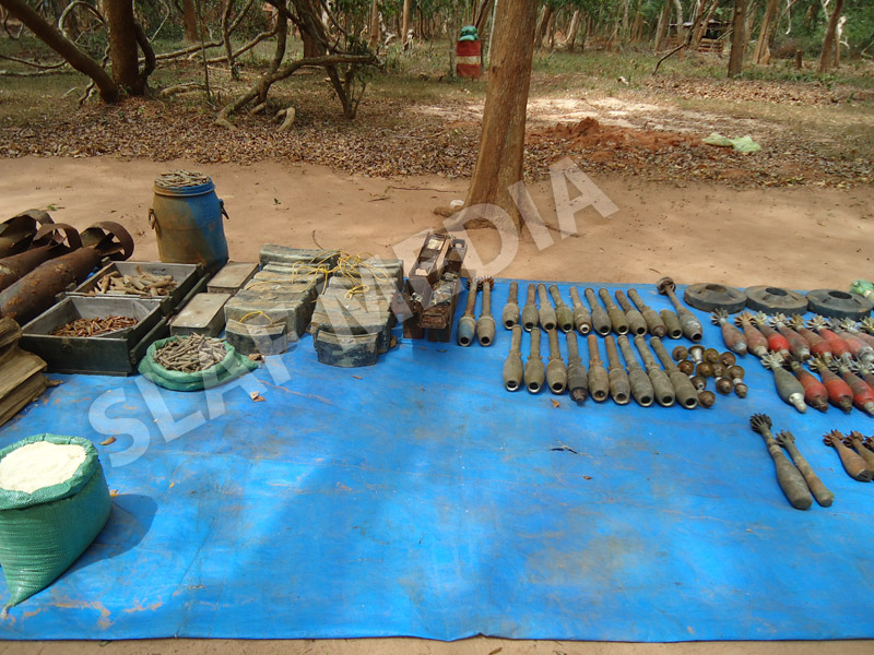 ගුවන් හමුදා රෙජිමේන්තු බලකාය පුදුකුඩුඉරිප්පුවෙන් සැගවුනු ආයුධ රැසක් සොයා ගනී