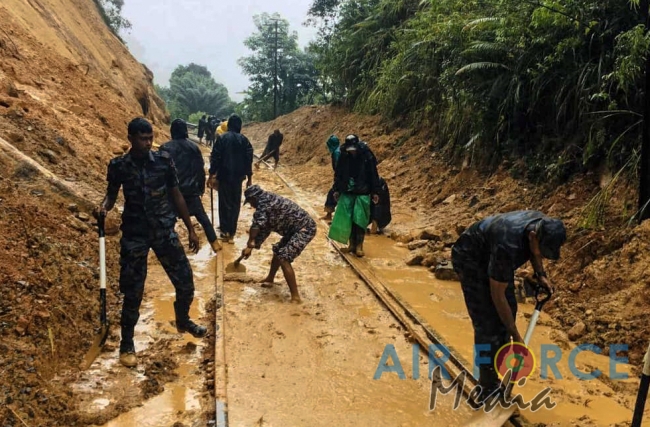 SLAF Troops from the Combat Training School Clears Blocked Railway Tracks