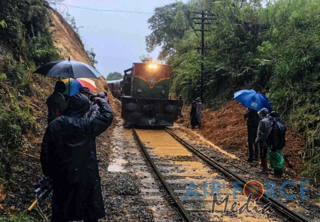 SLAF Troops from the Combat Training School Clears Blocked Railway Tracks