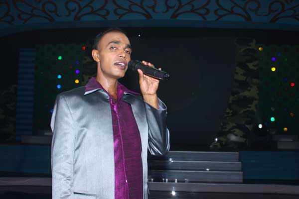 ගුවන් හමුදා ගායක සාරංග 'රණවිරු රියල් ස්ටාර්' අවසාන දහදෙනා අතරට