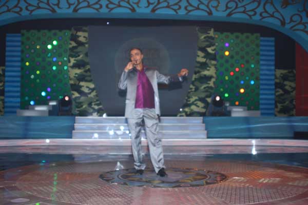 ගුවන් හමුදා ගායක සාරංග 'රණවිරු රියල් ස්ටාර්' අවසාන දහදෙනා අතරට