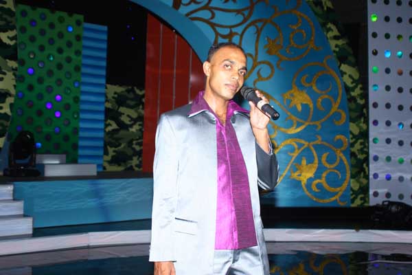 ගුවන් හමුදා ගායක සාරංග 'රණවිරු රියල් ස්ටාර්' අවසාන දහදෙනා අතරට