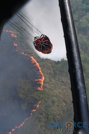 SLAF Assist in Dousing Fire in Randenigala Forest Reserve