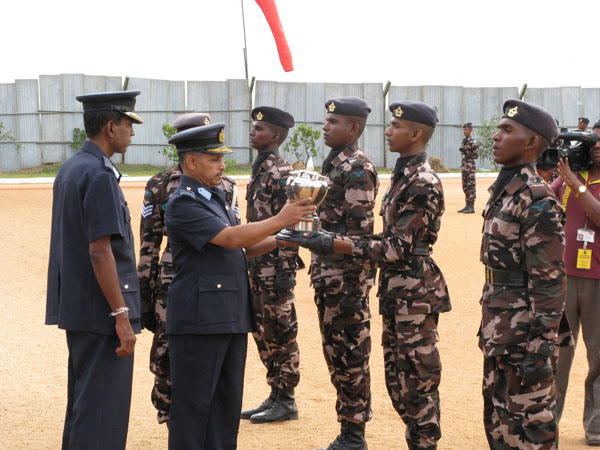 ආධුනික සෙබළුන් 409 දෙනෙකු සාර්ථක පුහුණුවකින් පසු ගුවන් හමුදාවට එක්වෙයි. Recruits passing out in SLAF Hingurakgoda
