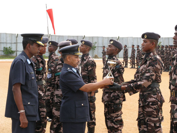 ආධුනික සෙබළුන් 409 දෙනෙකු සාර්ථක පුහුණුවකින් පසු ගුවන් හමුදාවට එක්වෙයි. Recruits passing out in SLAF Hingurakgoda