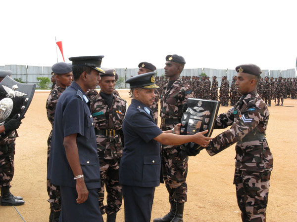 ආධුනික සෙබළුන් 409 දෙනෙකු සාර්ථක පුහුණුවකින් පසු ගුවන් හමුදාවට එක්වෙයි. Recruits passing out in SLAF Hingurakgoda