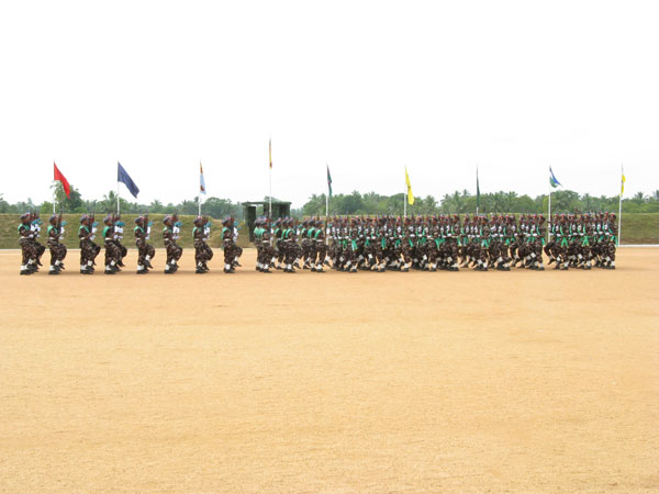 ආධුනික සෙබළුන් 409 දෙනෙකු සාර්ථක පුහුණුවකින් පසු ගුවන් හමුදාවට එක්වෙයි. Recruits passing out in SLAF Hingurakgoda