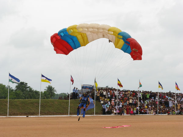 ආධුනික සෙබළුන් 409 දෙනෙකු සාර්ථක පුහුණුවකින් පසු ගුවන් හමුදාවට එක්වෙයි. Recruits passing out in SLAF Hingurakgoda
