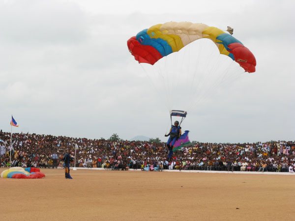 ආධුනික සෙබළුන් 409 දෙනෙකු සාර්ථක පුහුණුවකින් පසු ගුවන් හමුදාවට එක්වෙයි. Recruits passing out in SLAF Hingurakgoda