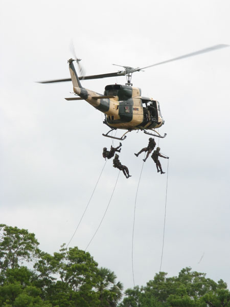 ආධුනික සෙබළුන් 409 දෙනෙකු සාර්ථක පුහුණුවකින් පසු ගුවන් හමුදාවට එක්වෙයි. Recruits passing out in SLAF Hingurakgoda