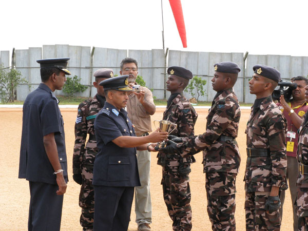 ආධුනික සෙබළුන් 409 දෙනෙකු සාර්ථක පුහුණුවකින් පසු ගුවන් හමුදාවට එක්වෙයි. Recruits passing out in SLAF Hingurakgoda