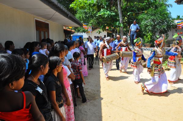 Commander dedicates a building to Sri Samudragiri Viharaya, Rumassala