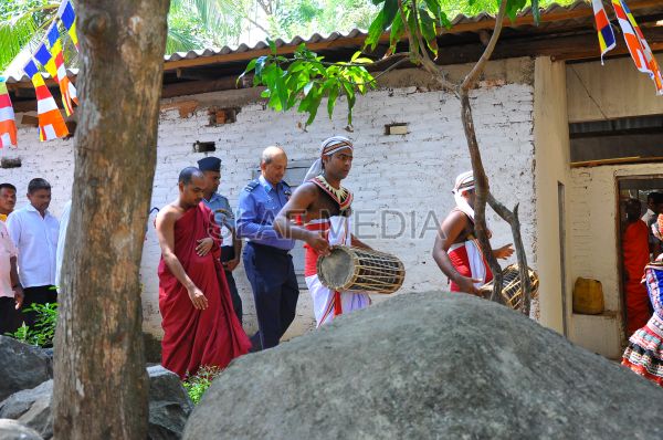 Commander dedicates a building to Sri Samudragiri Viharaya, Rumassala