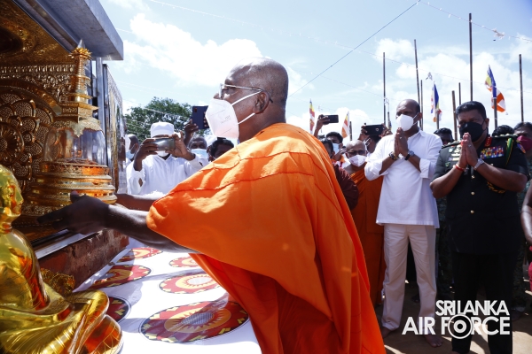 PERIPHERAL 28 BUDDHA STATUES UNVEILED AT SANDAHIRU SEYA AND SACRED RELICS DEPOSITED AT DEEGAWAPIYA STUPA