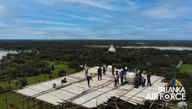 SLAF SUCCESSFULLY PLACES FINIAL ON TOP OF THE SANDAHIRU SEYA