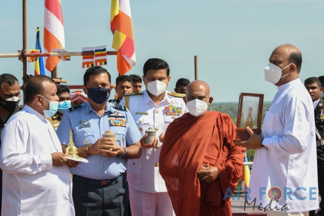 COMMANDER PARTICIPATES FOR “SANDAHIRU SEYA” TREASURE DEPOSITING
CEREMONY