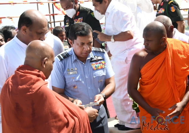 COMMANDER PARTICIPATES FOR “SANDAHIRU SEYA” TREASURE DEPOSITING
CEREMONY