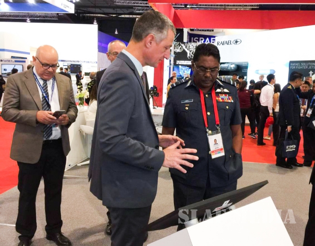 The Commander Visits the Singapore Air Show