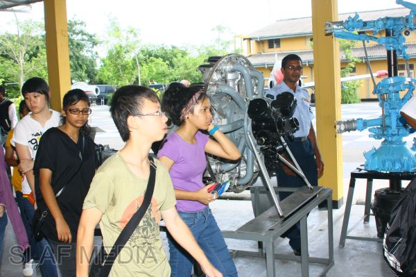A Batch of Foreign Students Visit to The SLAF Museum