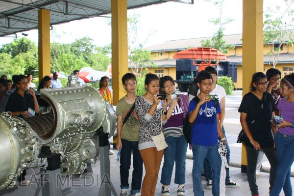 A Batch of Foreign Students Visit to The SLAF Museum
