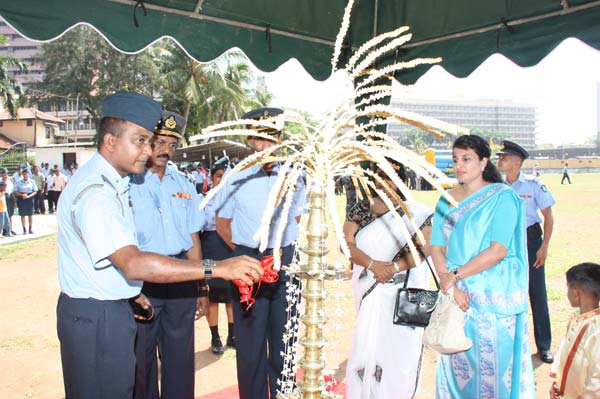 ගුවන් හමුදා අවුරුදු පොළ මෙවර කොළඹ කදවුරේදී.. Air Force Avurudu Pola Attracts Large Crowds
