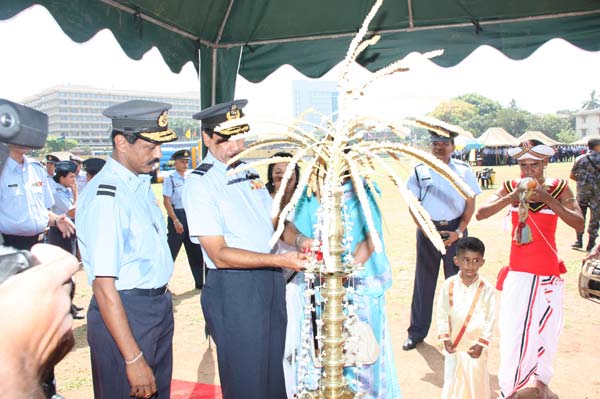 ගුවන් හමුදා අවුරුදු පොළ මෙවර කොළඹ කදවුරේදී.. Air Force Avurudu Pola Attracts Large Crowds