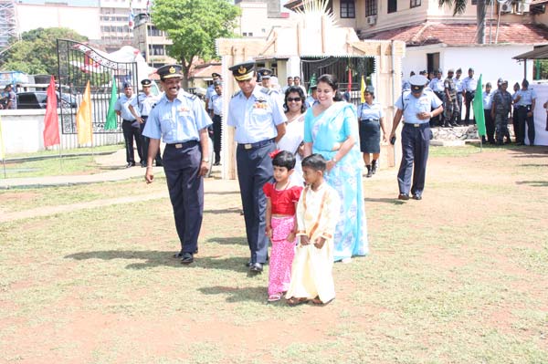 ගුවන් හමුදා අවුරුදු පොළ මෙවර කොළඹ කදවුරේදී.. Air Force Avurudu Pola Attracts Large Crowds