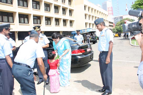 ගුවන් හමුදා අවුරුදු පොළ මෙවර කොළඹ කදවුරේදී.. Air Force Avurudu Pola Attracts Large Crowds