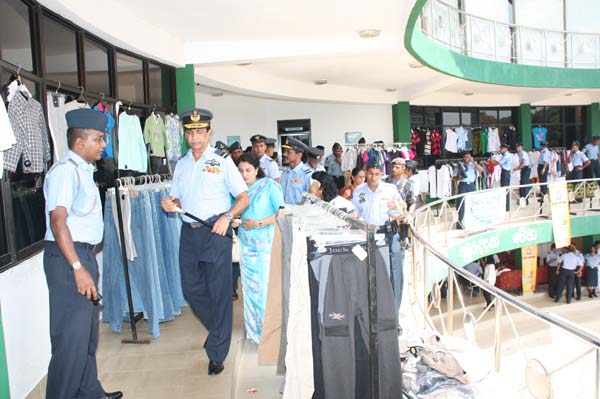 ගුවන් හමුදා අවුරුදු පොළ මෙවර කොළඹ කදවුරේදී.. Air Force Avurudu Pola Attracts Large Crowds