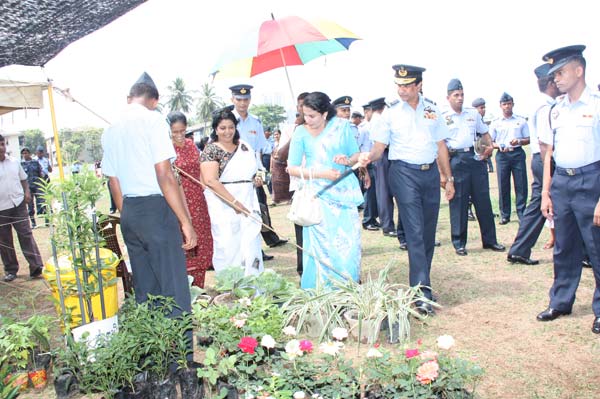 ගුවන් හමුදා අවුරුදු පොළ මෙවර කොළඹ කදවුරේදී.. Air Force Avurudu Pola Attracts Large Crowds
