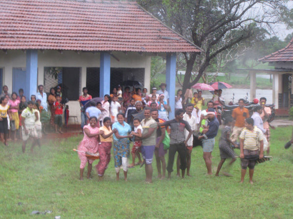 ගුවන් හමුදාව දිගටම සහන සේවා වල