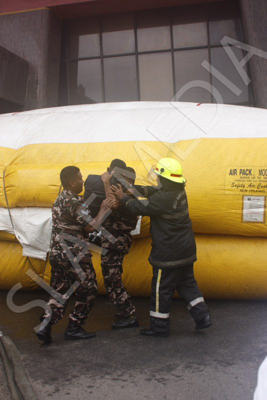SLAF FIRE FIGHTගුවන් හමුදා ගිණි නිවීමේ ඒකකය ගිණි නිවීමේ පුහුණු සරඹයක් සාර්ථකව නිමකරයි SLAF FIRE FIGHTගුවන් හමුදා ගිණි නිවීමේ ඒකකය ගිණි නිවීමේ පුහුණු සරඹයක් සාර්ථකව නිමකරයි