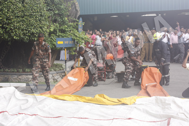 SLAF FIRE FIGHTගුවන් හමුදා ගිණි නිවීමේ ඒකකය ගිණි නිවීමේ පුහුණු සරඹයක් සාර්ථකව නිමකරයි SLAF FIRE FIGHTගුවන් හමුදා ගිණි නිවීමේ ඒකකය ගිණි නිවීමේ පුහුණු සරඹයක් සාර්ථකව නිමකරයි