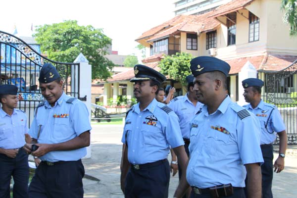කොළඹ කදවුරේ බක් මහ උළෙල මහත් ඉහලින් කොළඹ කදවුරේ බක් මහ උළෙල මහත් ඉහලින්