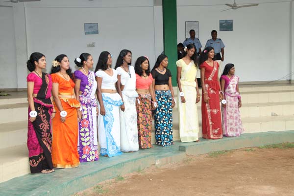 කොළඹ කදවුරේ බක් මහ උළෙල මහත් ඉහලින් කොළඹ කදවුරේ බක් මහ උළෙල මහත් ඉහලින්