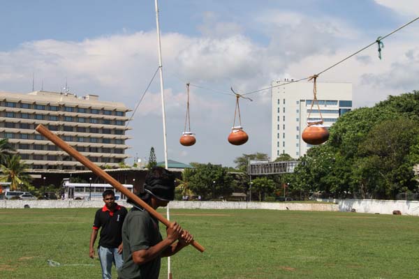 කොළඹ කදවුරේ බක් මහ උළෙල මහත් ඉහලින් කොළඹ කදවුරේ බක් මහ උළෙල මහත් ඉහලින්
