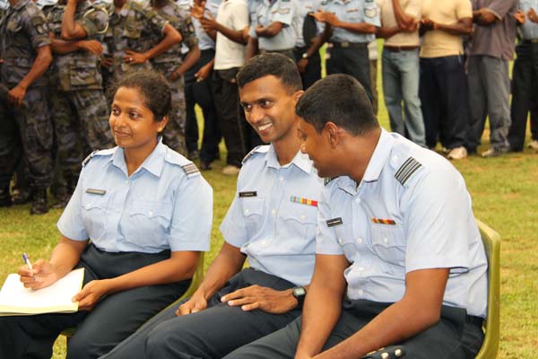 කොළඹ කදවුරේ බක් මහ උළෙල මහත් ඉහලින් කොළඹ කදවුරේ බක් මහ උළෙල මහත් ඉහලින්