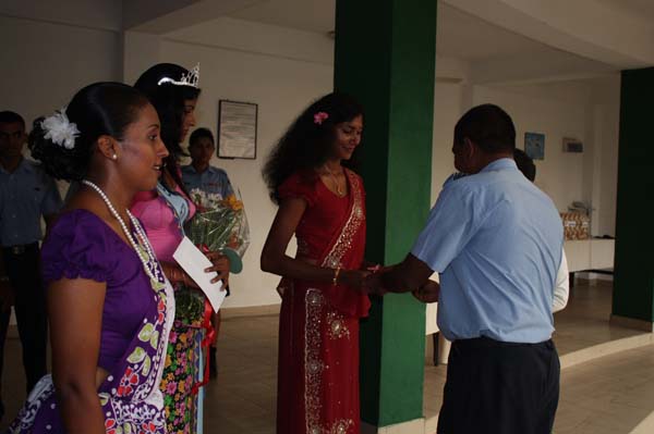 කොළඹ කදවුරේ බක් මහ උළෙල මහත් ඉහලින් කොළඹ කදවුරේ බක් මහ උළෙල මහත් ඉහලින්