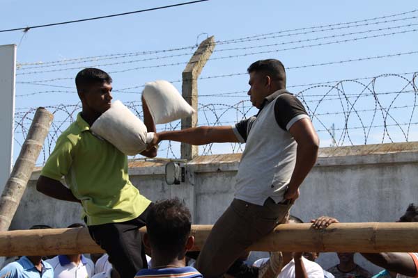 කොළඹ කදවුරේ බක් මහ උළෙල මහත් ඉහලින් කොළඹ කදවුරේ බක් මහ උළෙල මහත් ඉහලින්