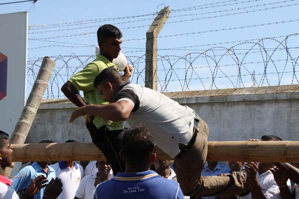 කොළඹ කදවුරේ බක් මහ උළෙල මහත් ඉහලින් කොළඹ කදවුරේ බක් මහ උළෙල මහත් ඉහලින්