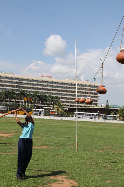 කොළඹ කදවුරේ බක් මහ උළෙල මහත් ඉහලින් කොළඹ කදවුරේ බක් මහ උළෙල මහත් ඉහලින්