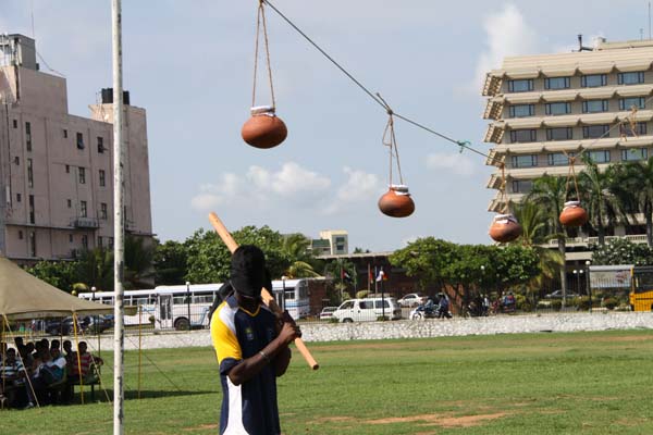කොළඹ කදවුරේ බක් මහ උළෙල මහත් ඉහලින් කොළඹ කදවුරේ බක් මහ උළෙල මහත් ඉහලින්