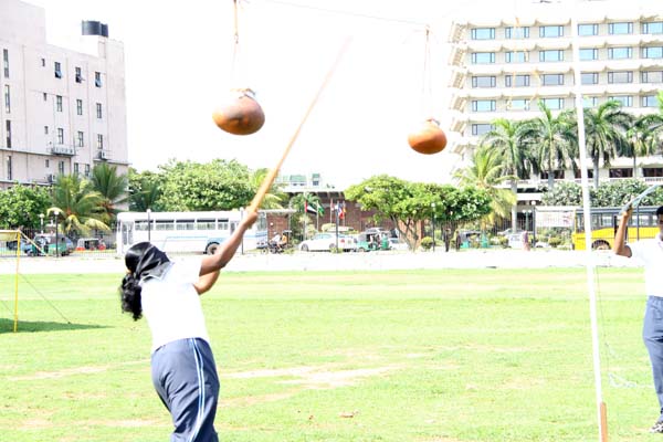 කොළඹ කදවුරේ බක් මහ උළෙල මහත් ඉහලින් කොළඹ කදවුරේ බක් මහ උළෙල මහත් ඉහලින්