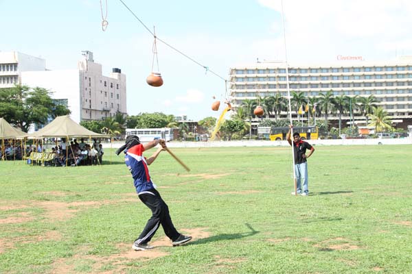 කොළඹ කදවුරේ බක් මහ උළෙල මහත් ඉහලින් කොළඹ කදවුරේ බක් මහ උළෙල මහත් ඉහලින්