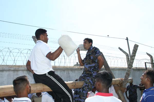 කොළඹ කදවුරේ බක් මහ උළෙල මහත් ඉහලින් කොළඹ කදවුරේ බක් මහ උළෙල මහත් ඉහලින්