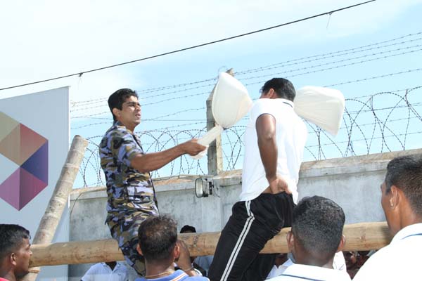 කොළඹ කදවුරේ බක් මහ උළෙල මහත් ඉහලින් කොළඹ කදවුරේ බක් මහ උළෙල මහත් ඉහලින්